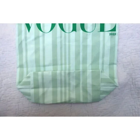 VOGUE 2023 Green Tote Bag - Picture 3 of 4